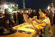 Der Filzer erklärt sein Handwerk (Foto: Martin Schmitz)